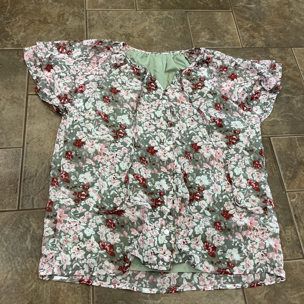 💰Make an offer, bundle and save💰 Floral Short Sleeve Blouse